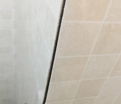 成华瓷砖空鼓维修公司分享阳台瓷砖脱落的修复过程可以分为以下几个步骤