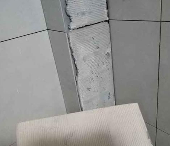 成华瓷砖空鼓维修公司分享下厨房瓷砖脱落的补救措施。